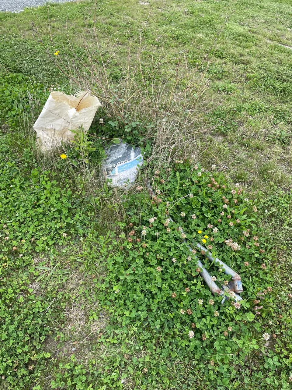 The photograph attached to this rubbish/recycling report