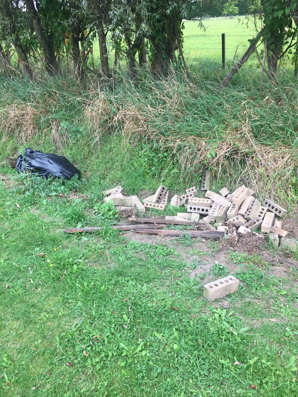 The photograph attached to this rubbish/recycling report