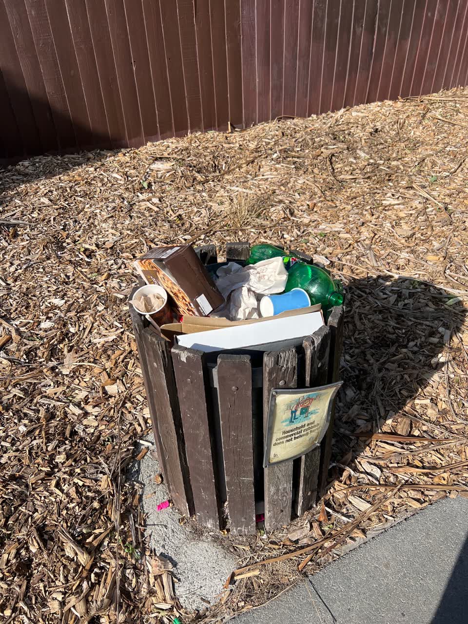 The photograph attached to this rubbish/recycling report