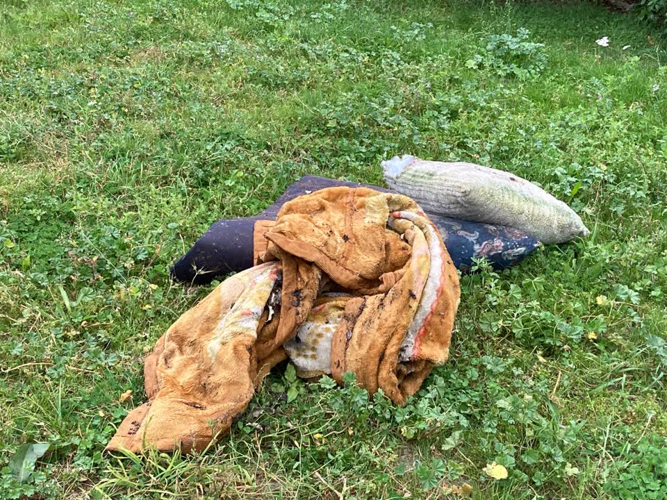 The photograph attached to this rubbish/recycling report