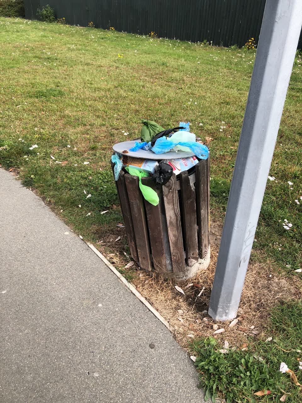The photograph attached to this rubbish/recycling report