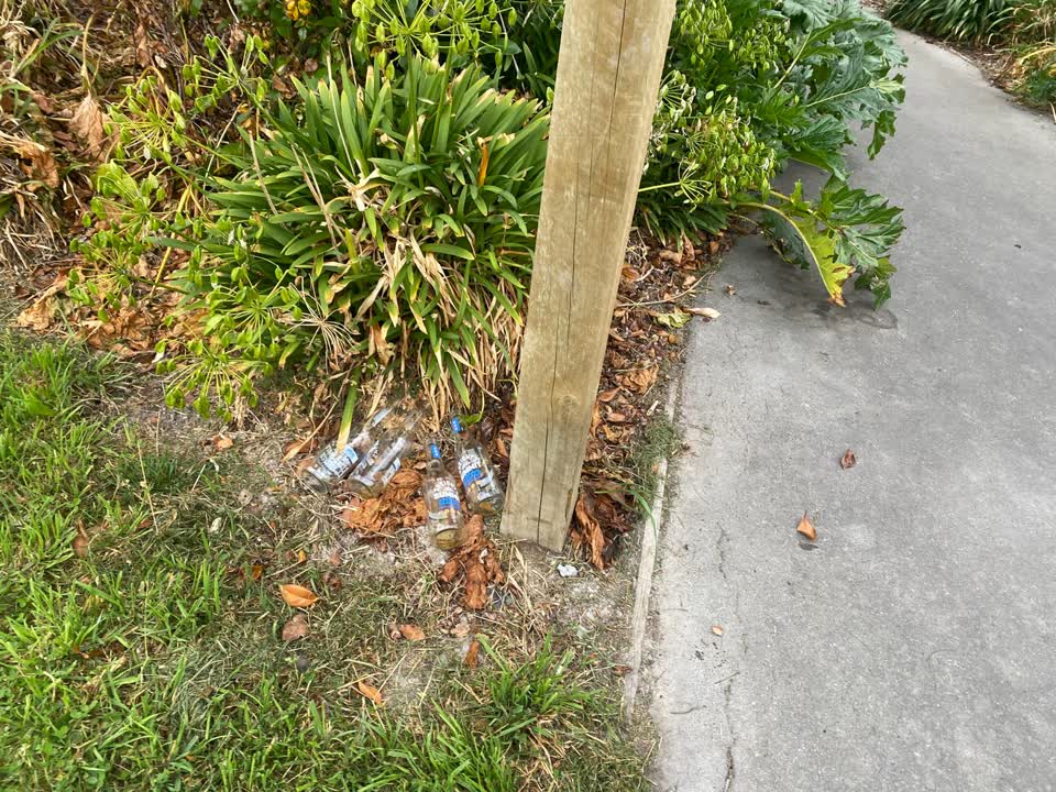 The photograph attached to this rubbish/recycling report