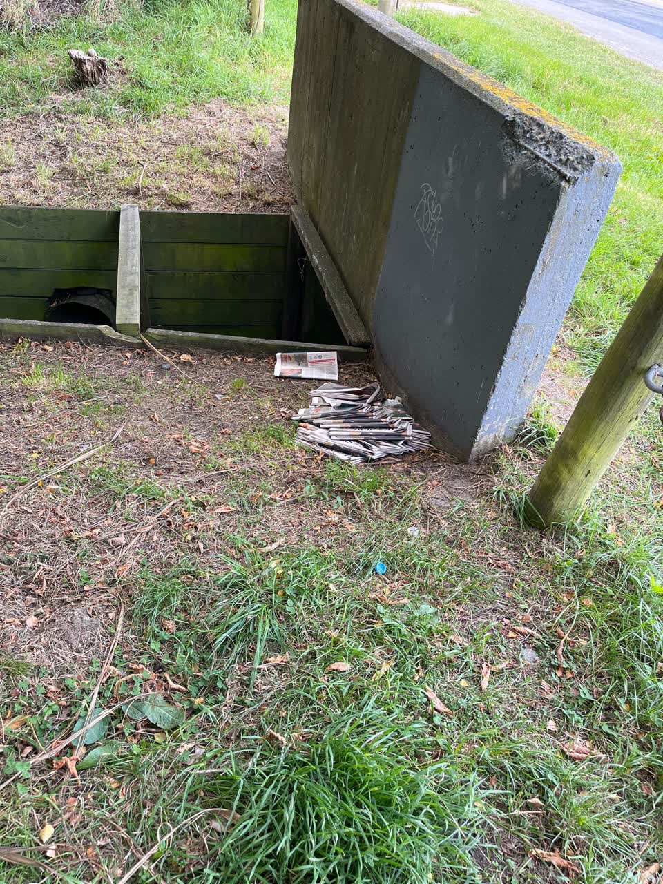 The photograph attached to this rubbish/recycling report