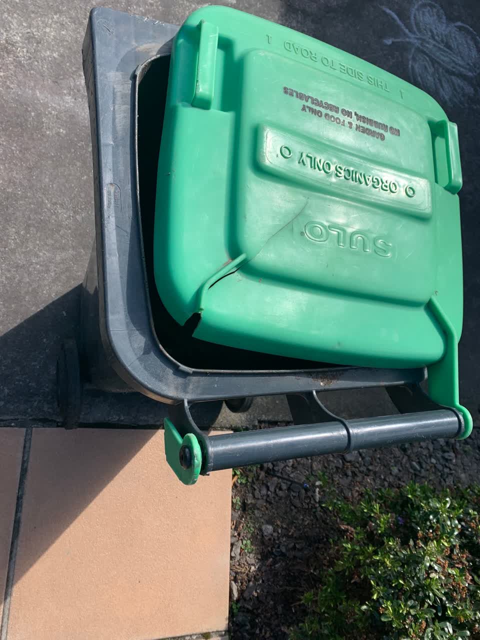 The photograph attached to this rubbish/recycling report