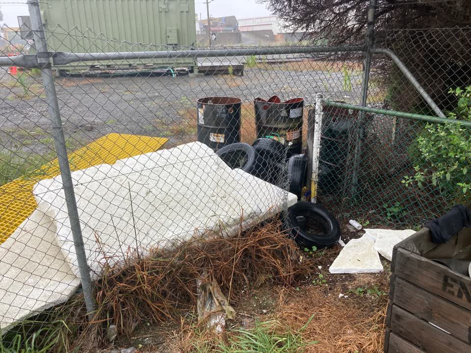 The photograph attached to this rubbish/recycling report