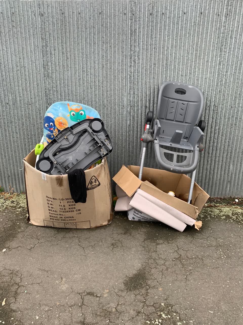 The photograph attached to this rubbish/recycling report