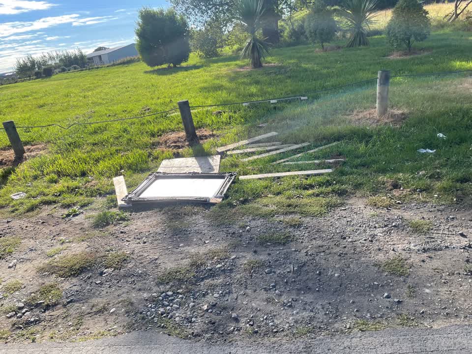 The photograph attached to this rubbish/recycling report