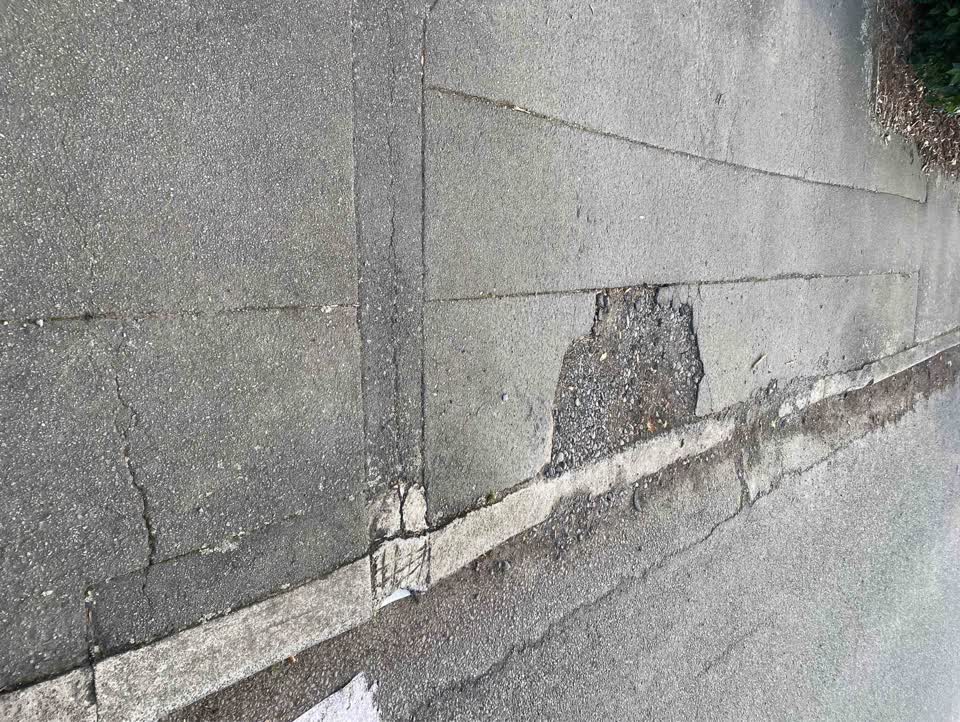 The photograph attached to this roading/streets report