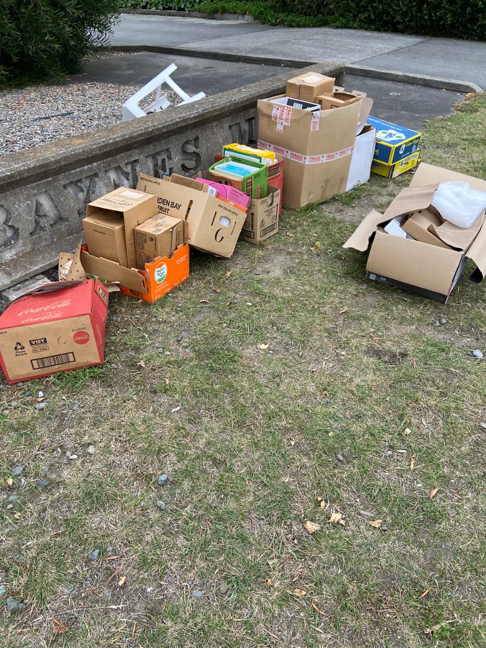 The photograph attached to this rubbish/recycling report