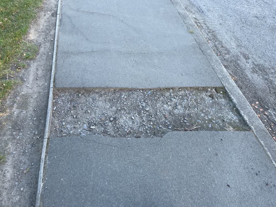 The photograph attached to this roading/streets report