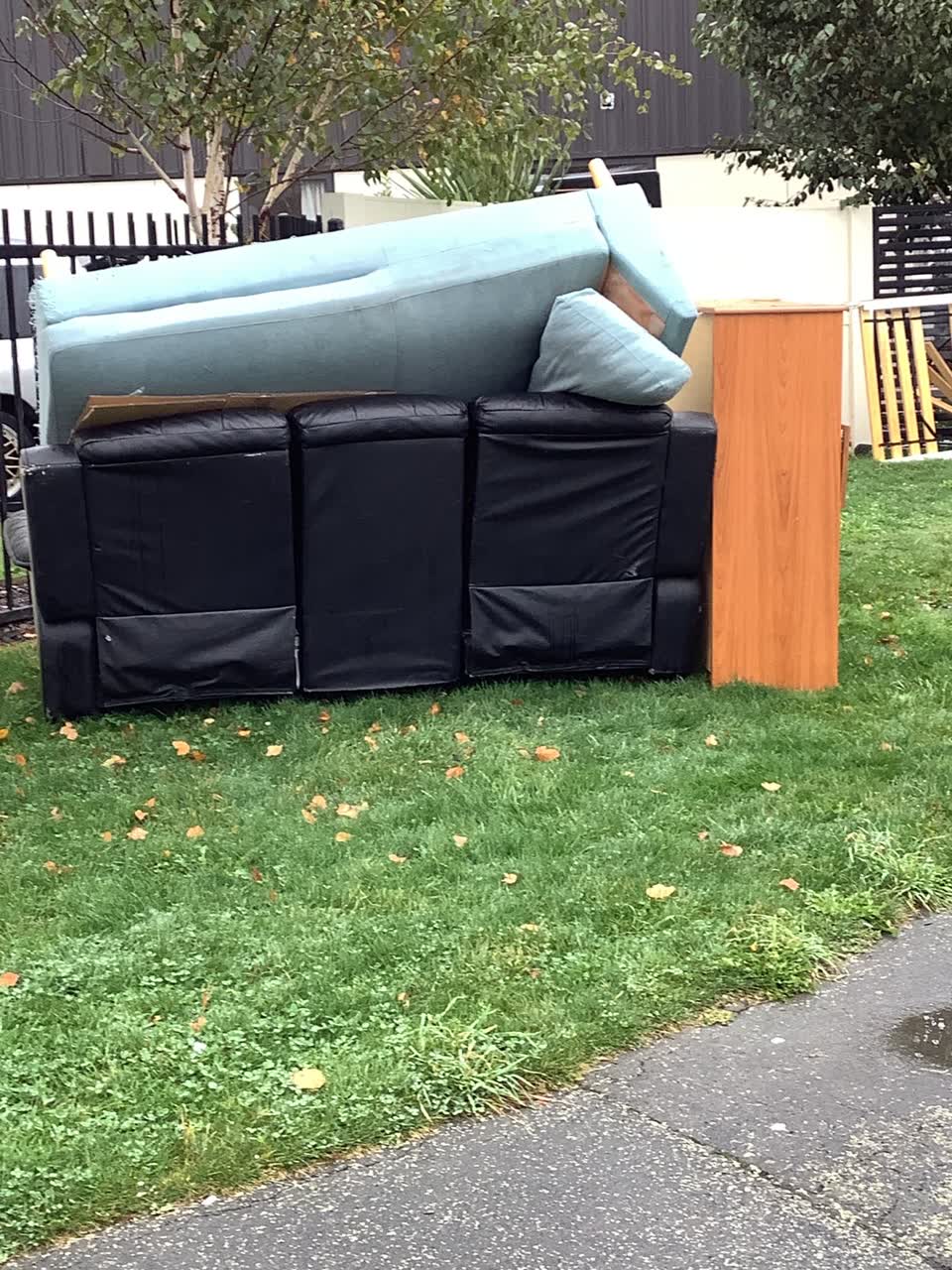 The photograph attached to this rubbish/recycling report