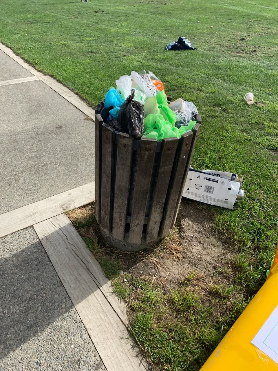 The photograph attached to this rubbish/recycling report