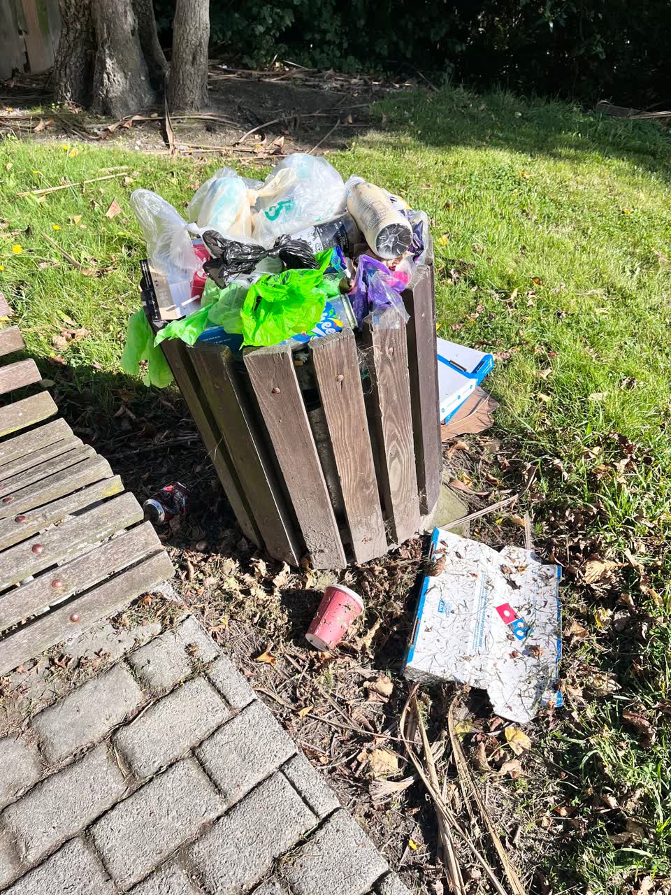 The photograph attached to this rubbish/recycling report