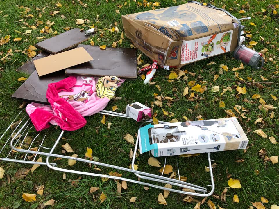 The photograph attached to this rubbish/recycling report