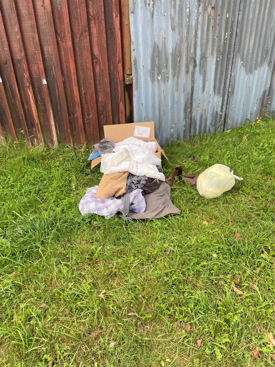 The photograph attached to this rubbish/recycling report
