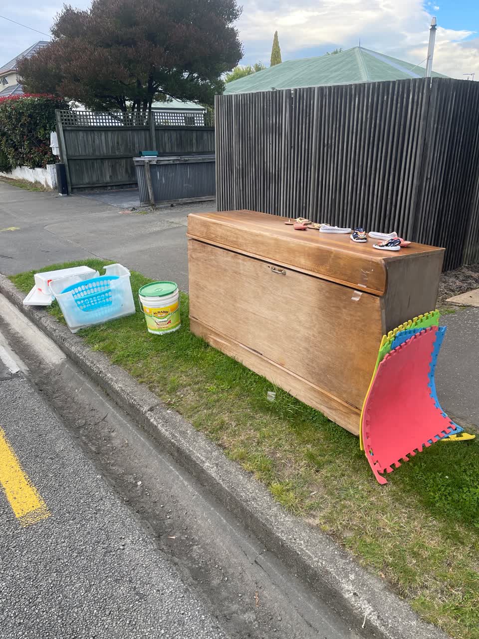 The photograph attached to this rubbish/recycling report