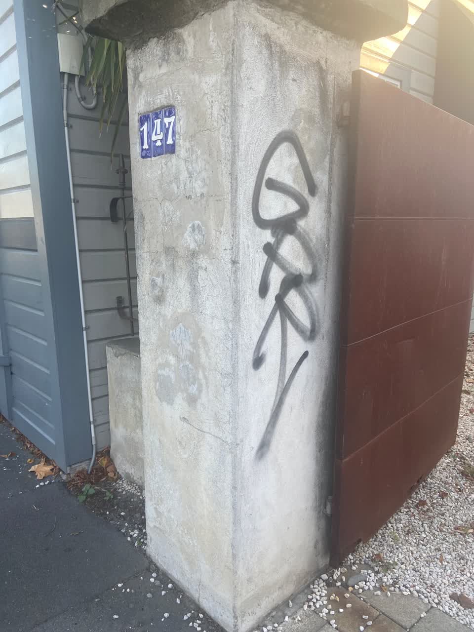 The photograph attached to this graffiti report