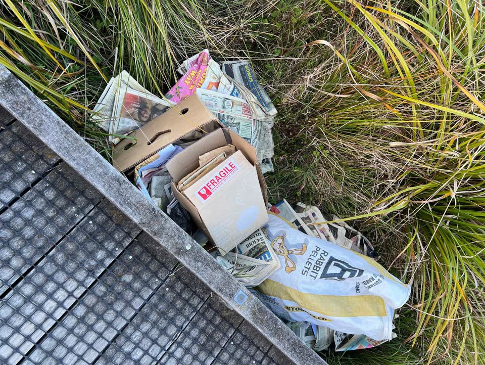 The photograph attached to this rubbish/recycling report