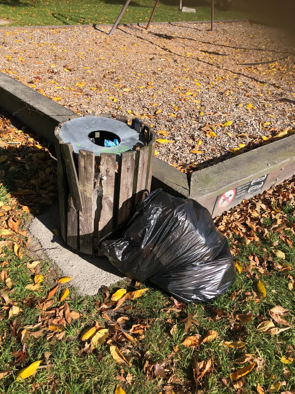 The photograph attached to this rubbish/recycling report