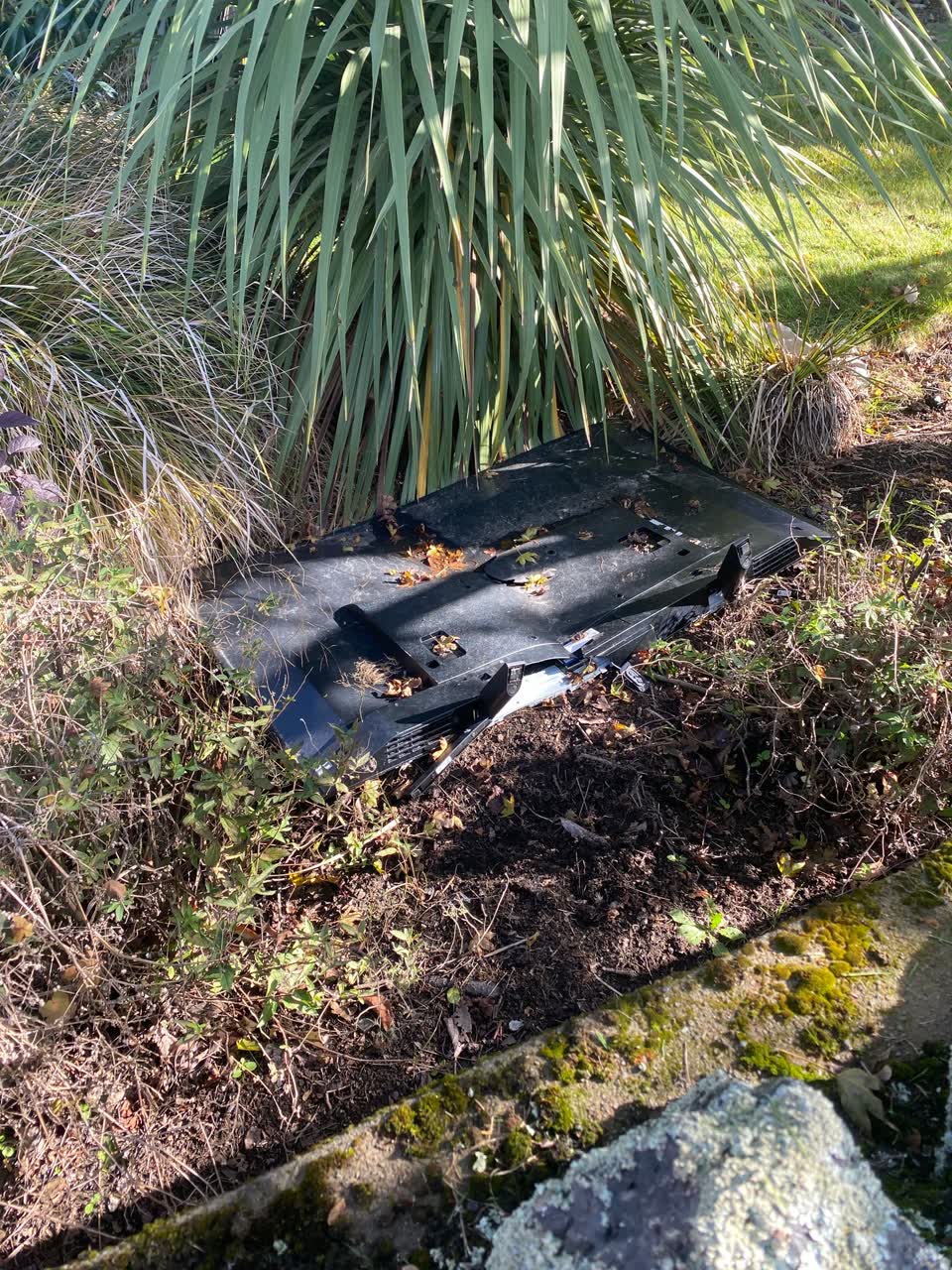 The photograph attached to this rubbish/recycling report