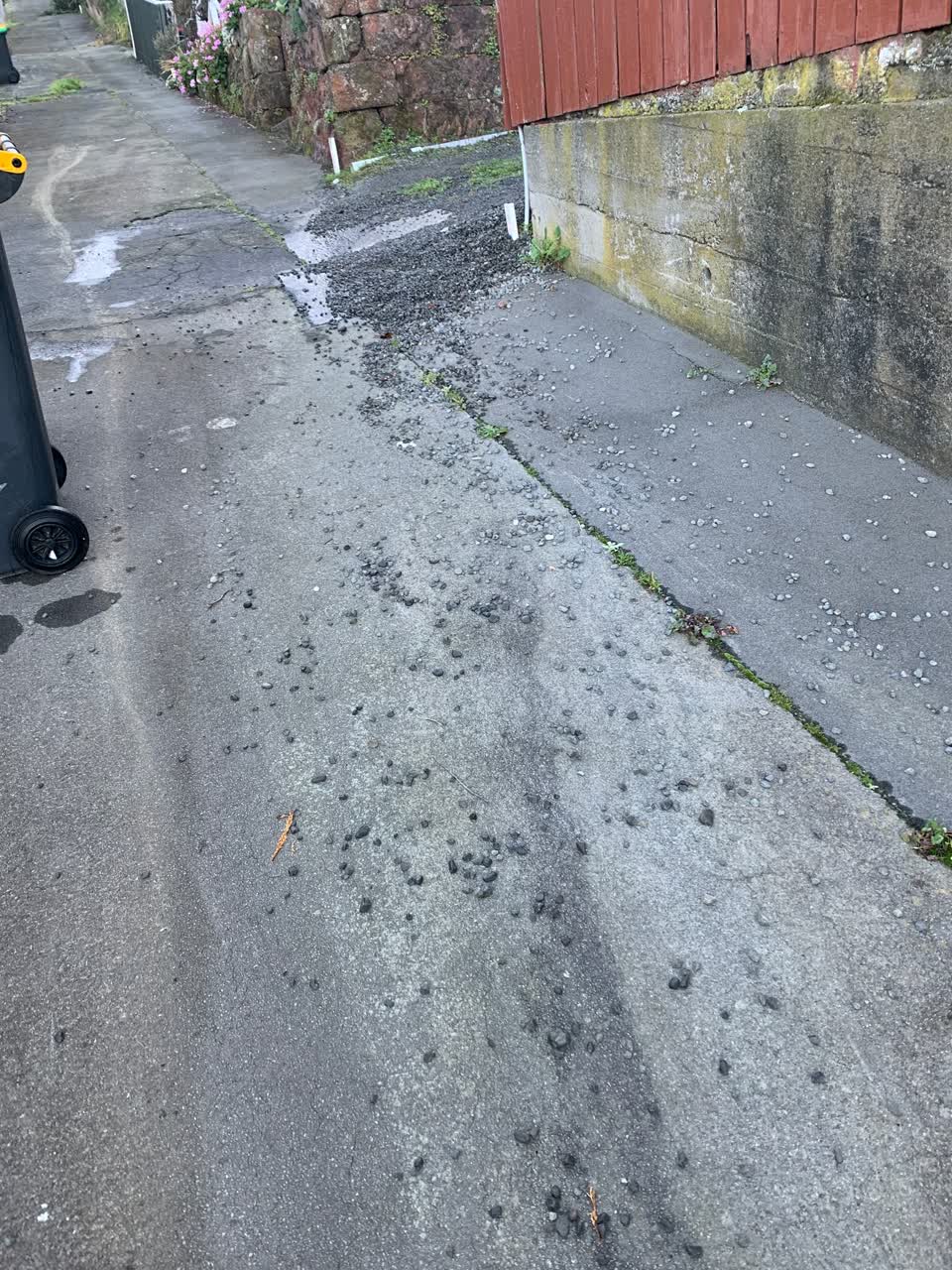 The photograph attached to this roading/streets report
