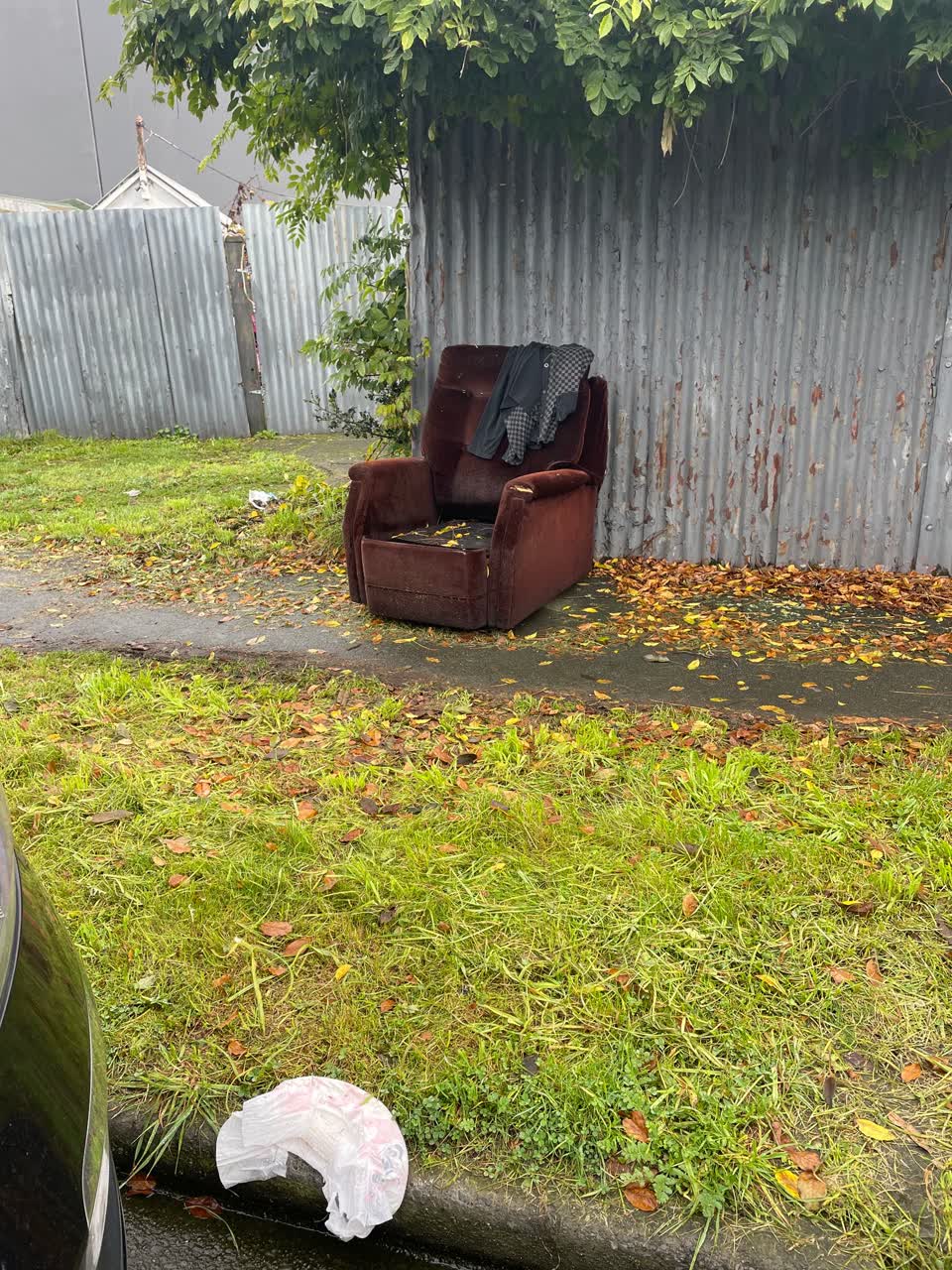 The photograph attached to this rubbish/recycling report