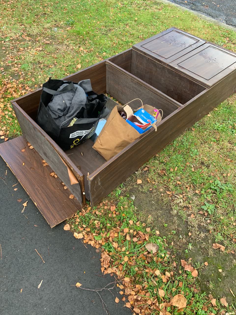 The photograph attached to this rubbish/recycling report
