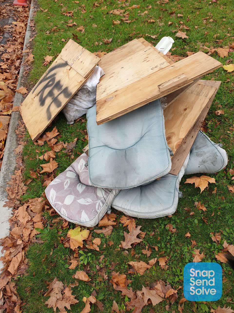 The photograph attached to this rubbish/recycling report