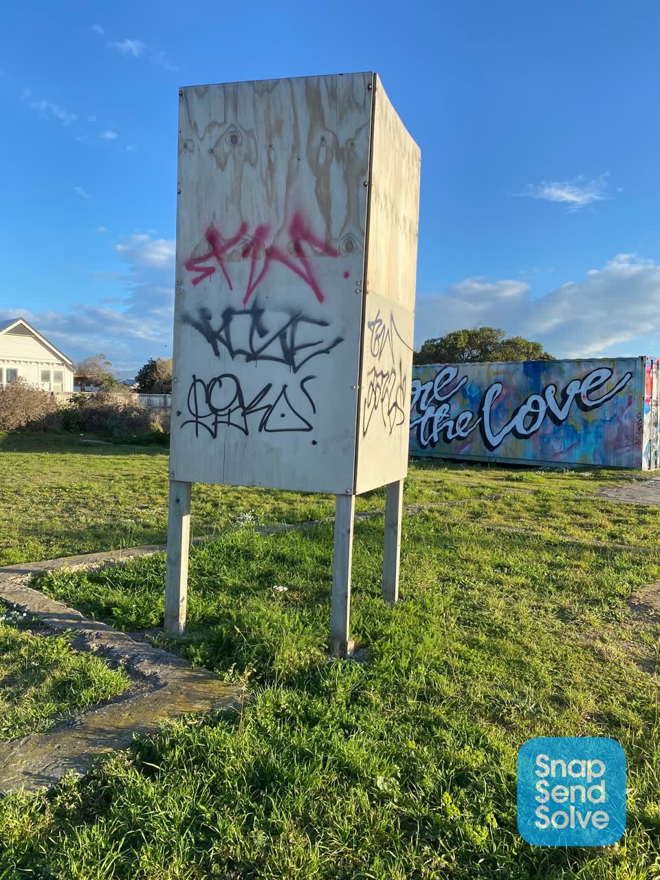 The photograph attached to this graffiti report
