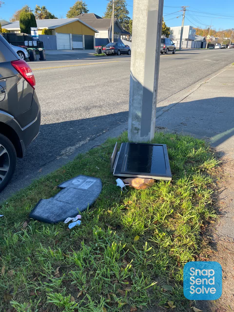 The photograph attached to this rubbish/recycling report