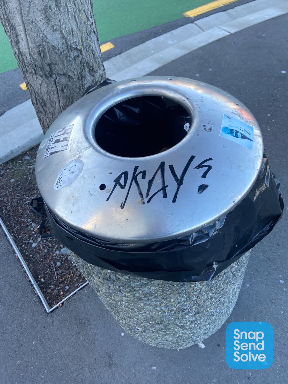 The photograph attached to this graffiti report