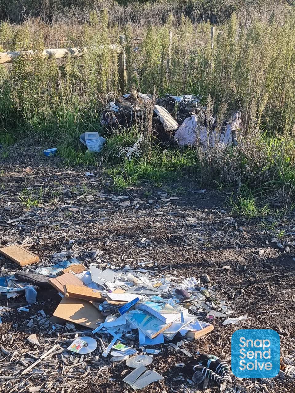 The photograph attached to this rubbish/recycling report