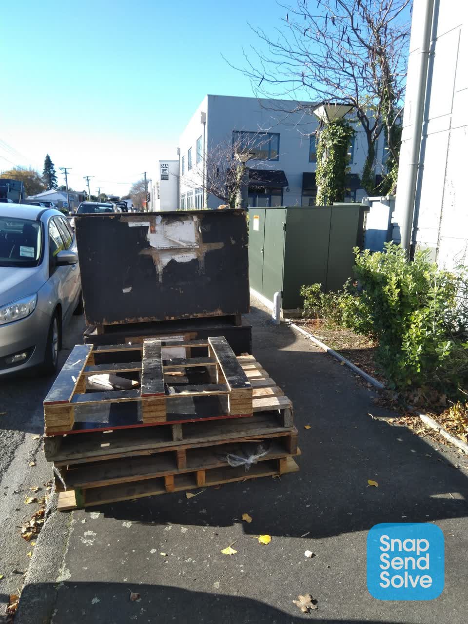The photograph attached to this rubbish/recycling report