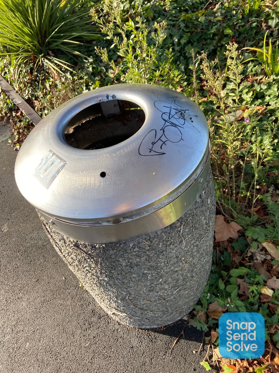 The photograph attached to this graffiti report