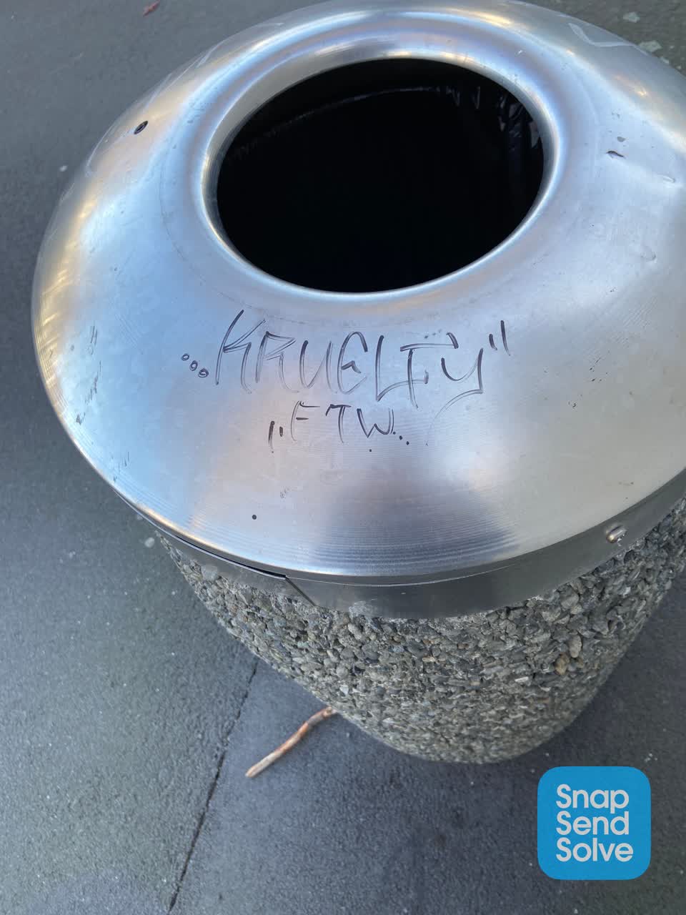 The photograph attached to this graffiti report