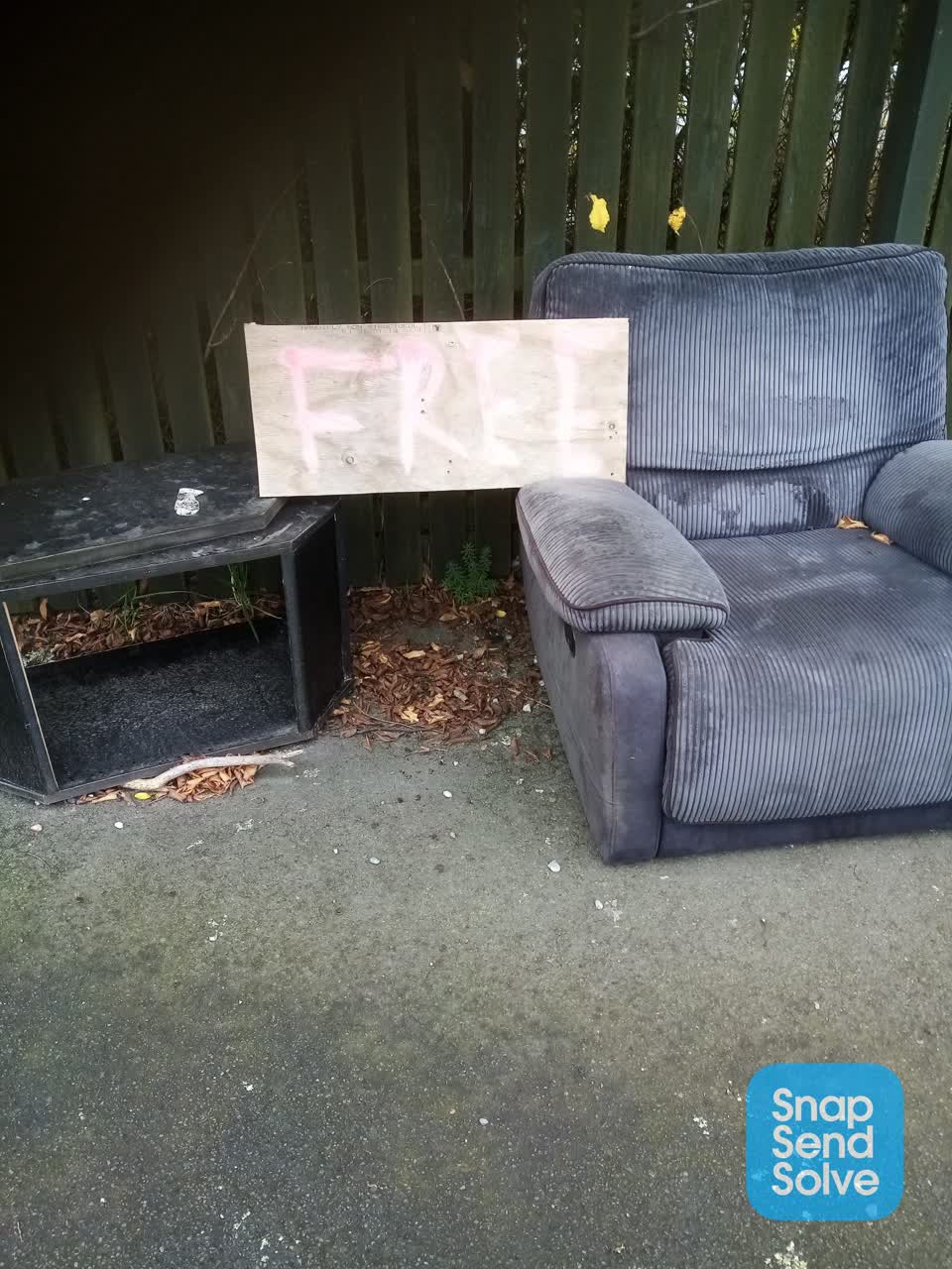 The photograph attached to this rubbish/recycling report