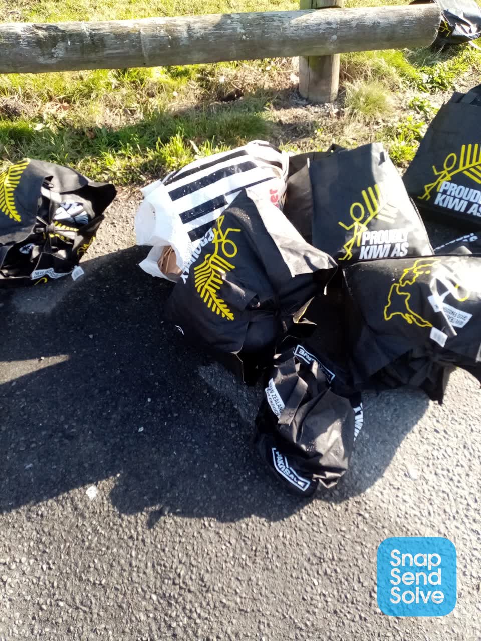 The photograph attached to this rubbish/recycling report