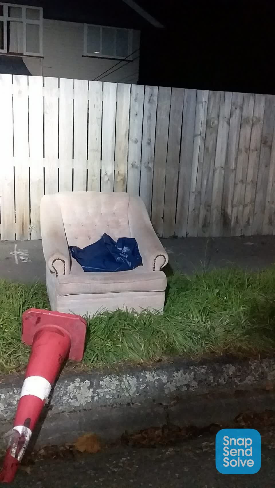 The photograph attached to this rubbish/recycling report