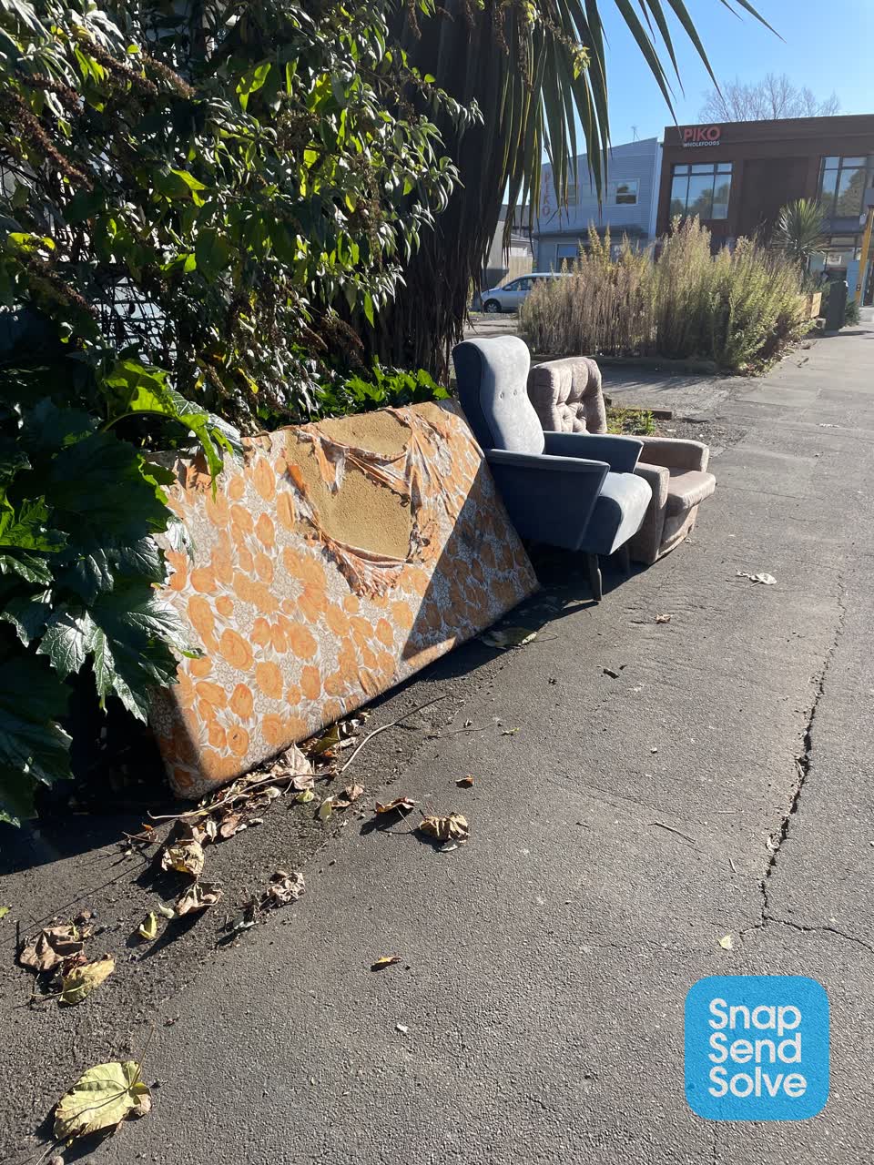 The photograph attached to this rubbish/recycling report