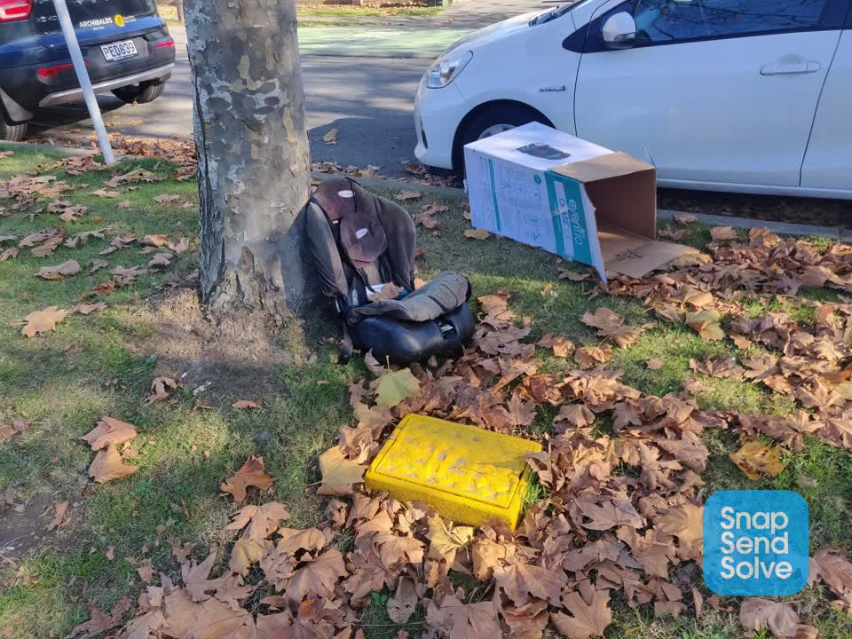 The photograph attached to this rubbish/recycling report