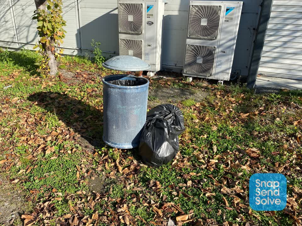 The photograph attached to this rubbish/recycling report