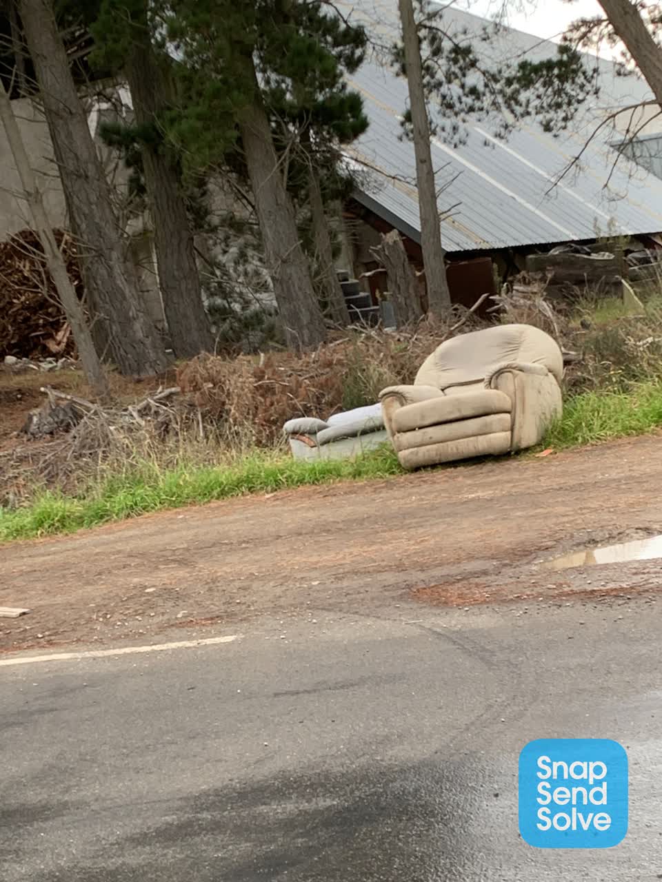 The photograph attached to this rubbish/recycling report
