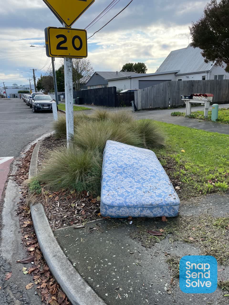 The photograph attached to this rubbish/recycling report