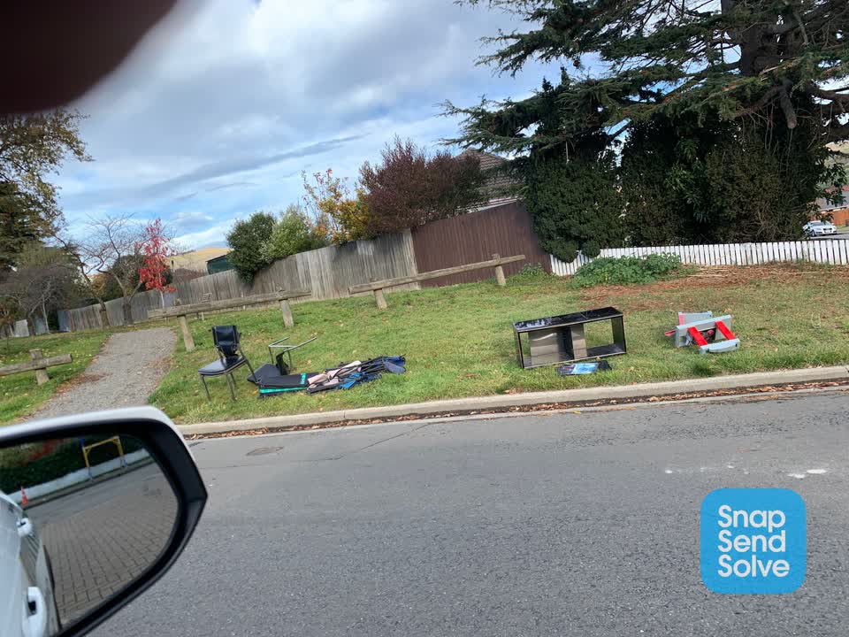 The photograph attached to this rubbish/recycling report