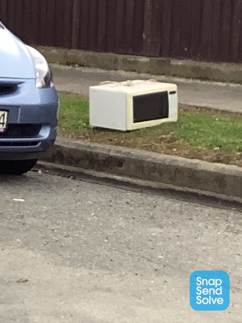 The photograph attached to this rubbish/recycling report