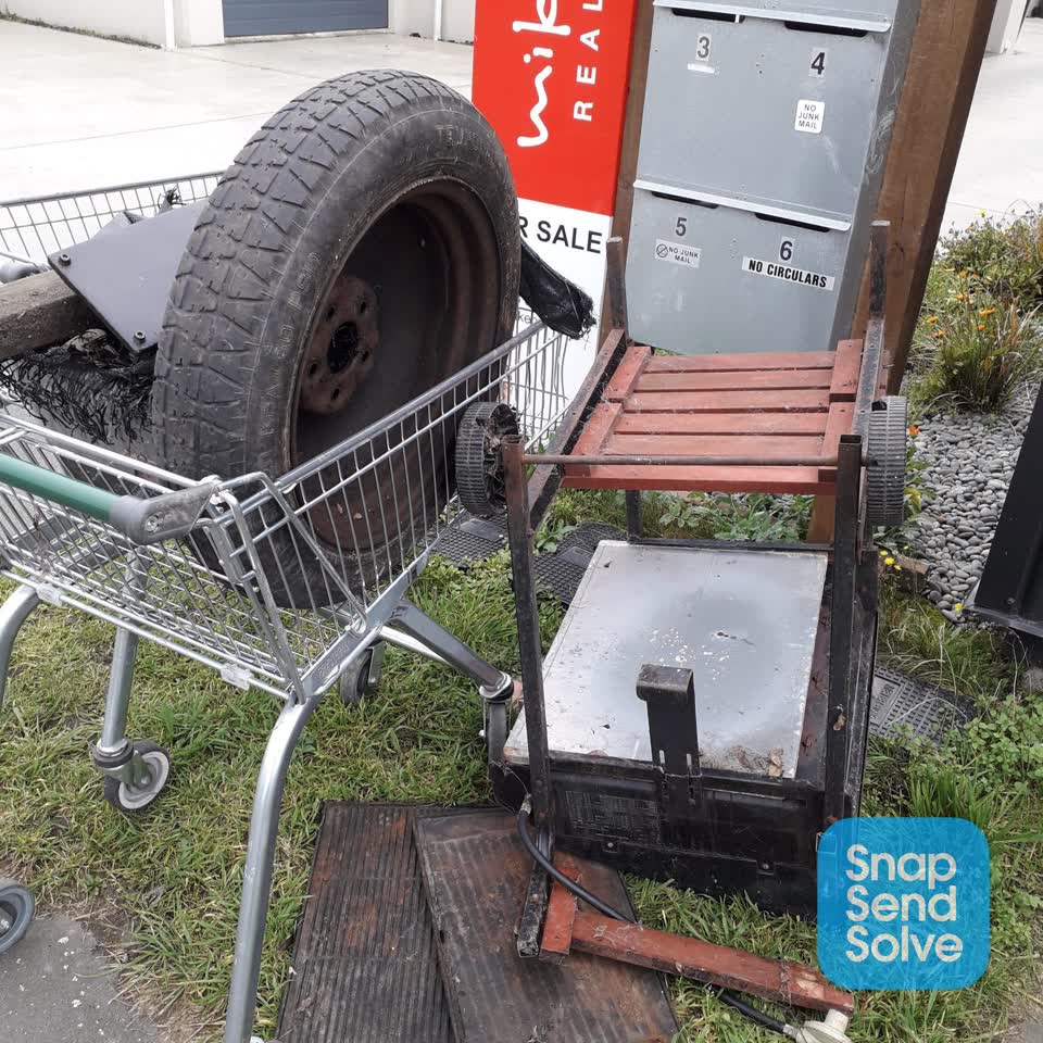 The photograph attached to this rubbish/recycling report