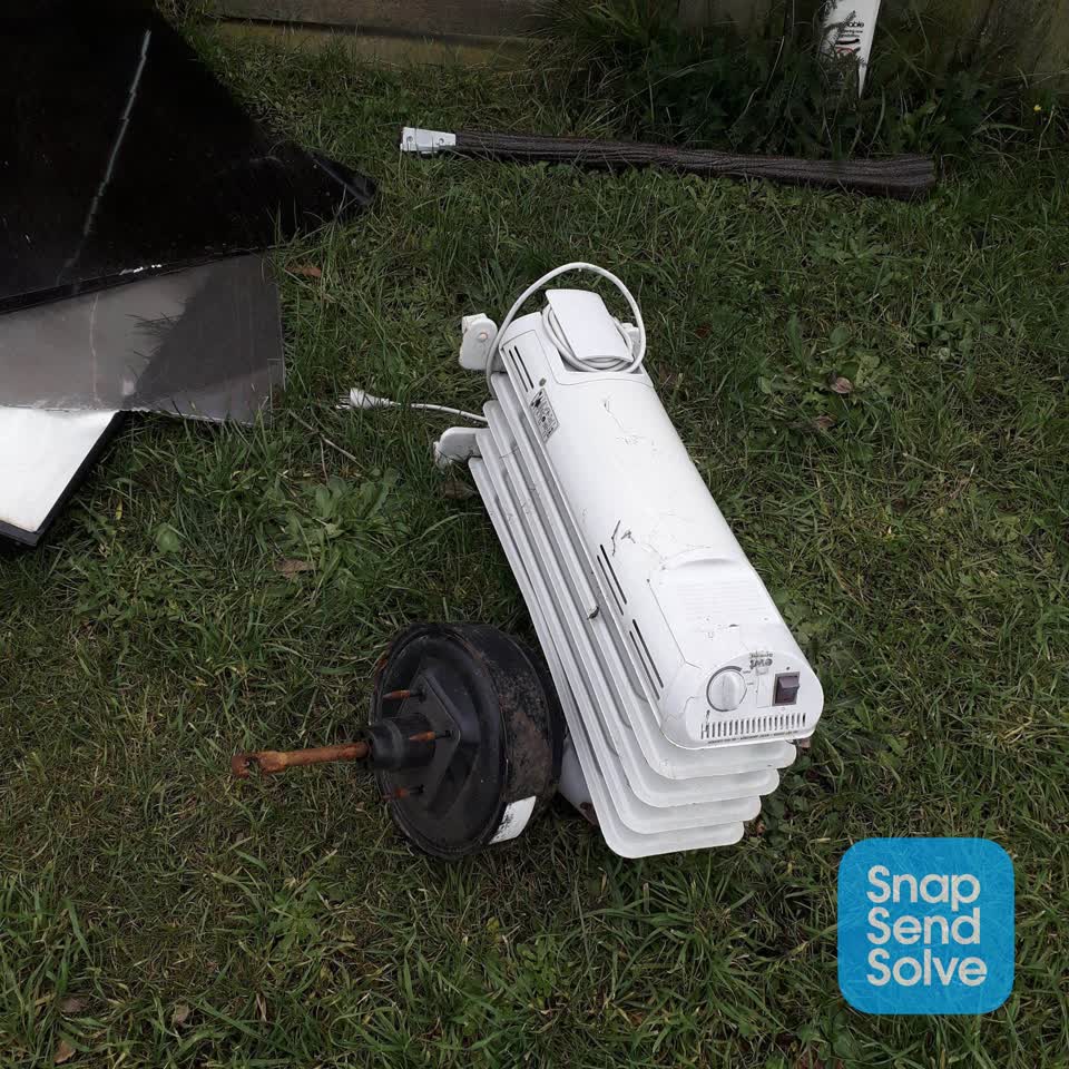 The photograph attached to this rubbish/recycling report