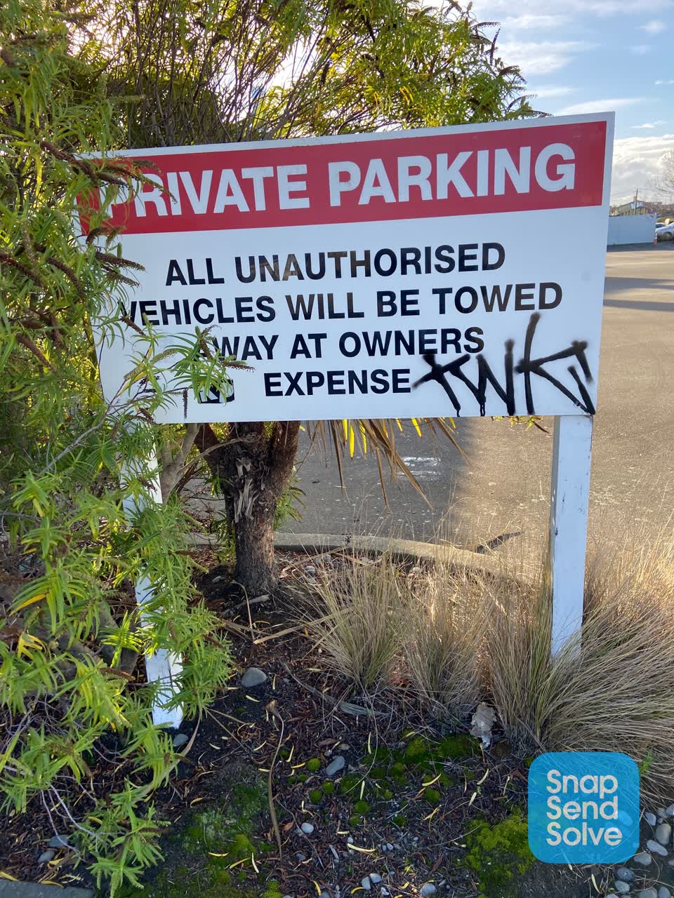 The photograph attached to this graffiti report