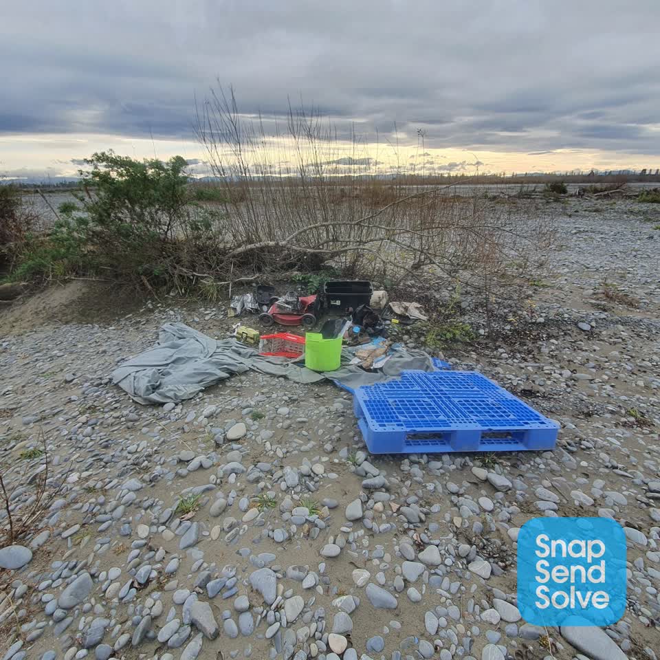 The photograph attached to this rubbish/recycling report