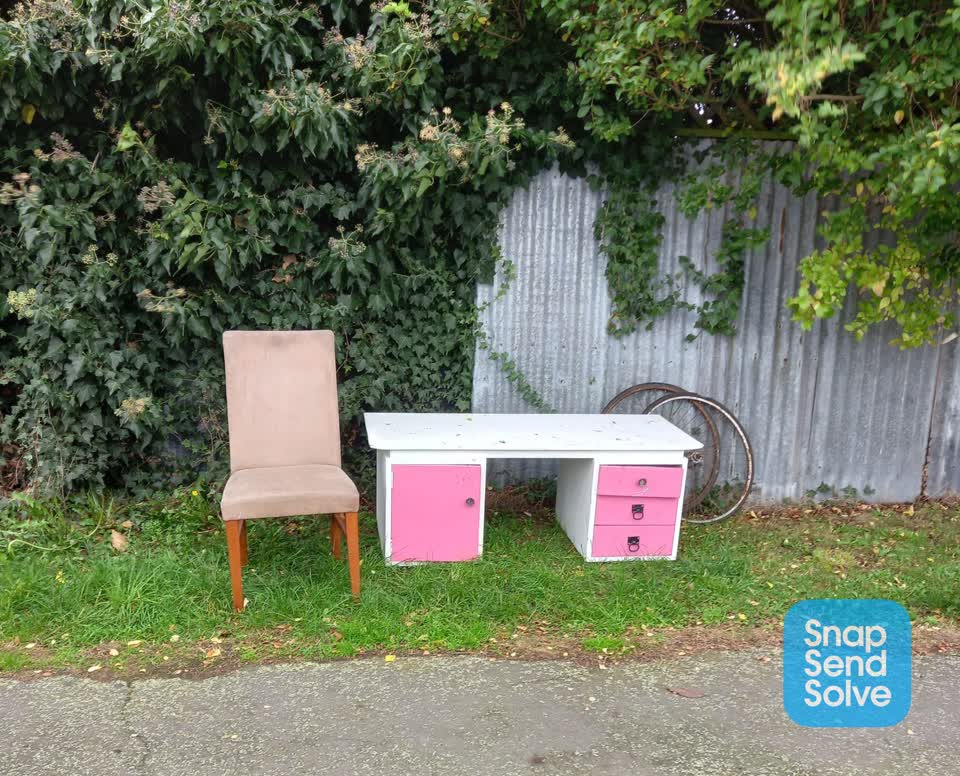The photograph attached to this rubbish/recycling report